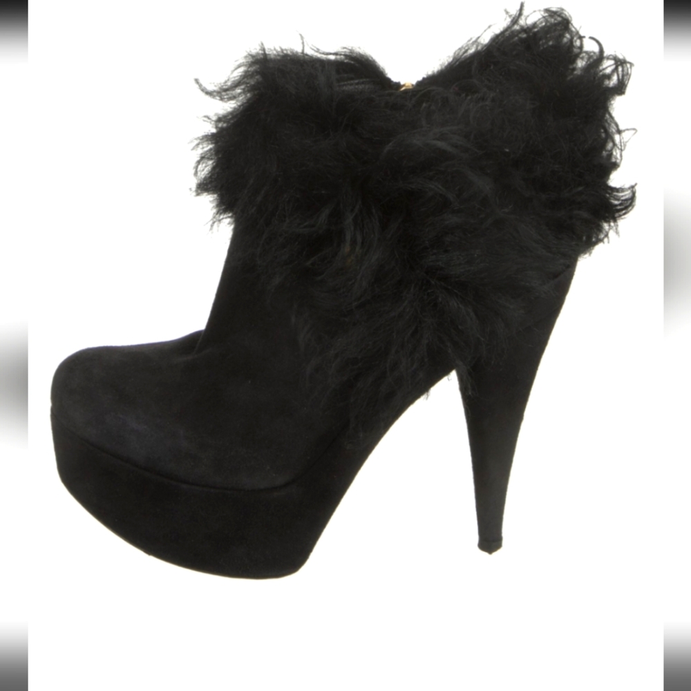 Fendi Mongolian fur boots. 😍